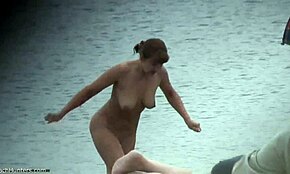 Гърдеста дебела мадама показва страхотното си тяло на скрит нудистки плаж