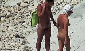 Hei, så denne solbrune modne baben spasere naken på nudiststrand!
