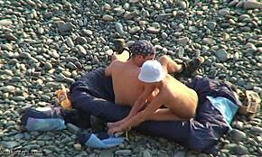 Yo, ma copine nudiste en culotte me suce avant que je la lèche en plein air, trop chaud