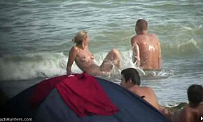 Guarda questa bionda abbronzata che sfoggia il suo culo sodo! 😍