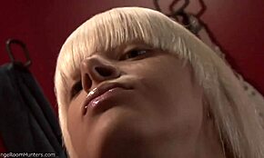 Csodás szőke bimbo lehúzza a szoknyáját az öltözőben