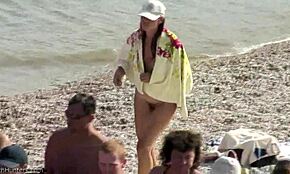 Namorada de pernas longas mostra ousadamente sua buceta peluda