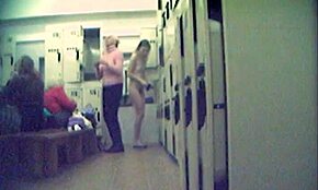 Je Kunt Gluren Naar Sletterige Meiden Die Zich Uitkleden In De Kleedkamer