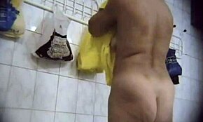 Jag fångade några milfs nakna i omklädningsrummet på dold kamera.