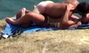 Personal-Error vroča blond nudistka razpre noge za velikokurčnega fanta na skriti kameri, ups!