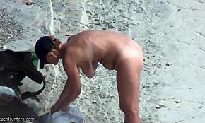 Solbrända bomben retar med heta kurvor på nudiststrand