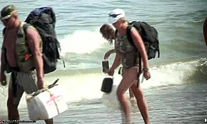 Dünne junge 18+ Hottie beim Nacktbaden am Nudistenstrand erwischt