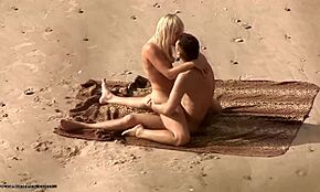 Couple nudiste amateur se cache pour du levrette sur la plage