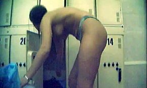 Mamás gorditas lucen culos grandes en bikinis provocativos en el vestidor