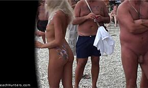 Plážový nudista blondýnka ukazuje těsný zadek a tulí se s kamarádkou v hubené teen show