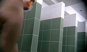 וואו, תפסתי בחורה עם שדיים גדולים מסבנת כוס שיערתי במקלחת במצלמה נסתרת... לא ייאמן!