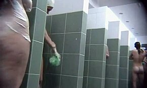 Сексуальные веселые девчонки болтают голыми в общественном душе на камеру