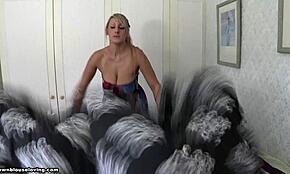 Blondínka s vrkočom sluha ukazuje veľké prsia pri upratovaní postele