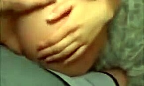 Blond piękność w sneakersach rozkłada nogi dla faceta z dużym kutasem w sypialni.