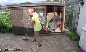 Tjock blondin i klänning blottar sina tuttar utomhus medan hon städar