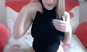 Blondínka camgirl dráždi v ružových nohavičkách na pohovke
