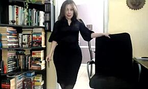 Nederdelsklædt MILF med kæmpe røv knepper sig selv med kæmpe legetøj 😏 strømper og masturbation