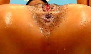 Közeli kép a barna camgirl tátongó nedves nyílásairól