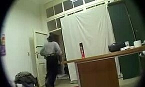 Blondýnka v punčochách klečí na skupinovou felaci a masturbaci na skryté kameře