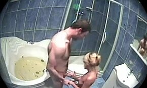 Ev yapımı sarışın sevgili banyoda kaslı iri yaraklı adam tarafından mahvediliyor.