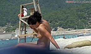 Wow, schau dir diese gebräunte brünette Freundin mit riesigen Titten an, die nackt sonnenbadet! 🌞