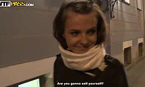 Petite amie brune amateur avec écharpe taquine dans une séduction lente en extérieur