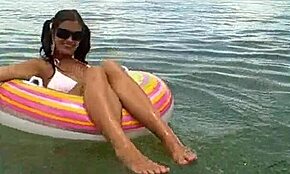 Novinha Morena de Rabo de Cavalo em Calcinha Rosa Fica Molhada e Selvagem em Ação de Biquíni POV ao Ar Livre