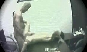 Amatőr pár élvezi a kemény irodai szexet