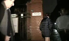 Borstrijke brunette geniet van wilde casting sessie met hete groepsactie