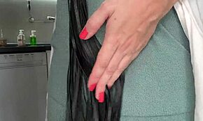 Stedmor fanget i at onanere af overrasket stedsøn