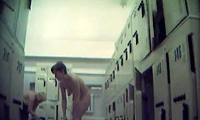 Эй, отчаянная MILF раздевается в раздевалке, хочешь посмотреть голой?