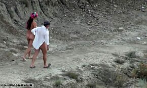 Tetas firmes hottie pasea desnuda con amiga nudista en naturaleza salvaje