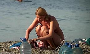 Velikoprsna blondinka ujeta na skriti kameri na nudistični plaži.
