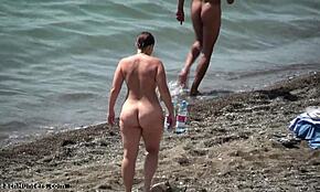 MILF de pelo rizado con culo gordo posa en playa nudista para ojos voyeurs