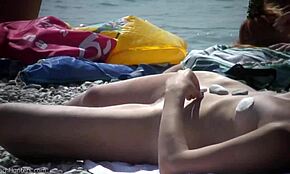 Rubia amateur impresionante pasea desnuda en playa pública