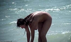 Sıkıcı Koyu Saçlı Kız Plajda Muhteşem Vücudunu Gösteriyor! Vay be, Ne Muhteşem Çıplak Gösteri!