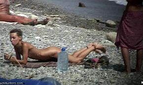 Irgendein gruseliger Kerl beobachtet dünnes Mädchen beim Schwimmen am Strand