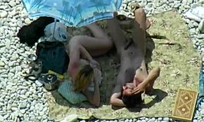 Postransko plažno jebanje z blond amaterko ujeto na skriti kameri