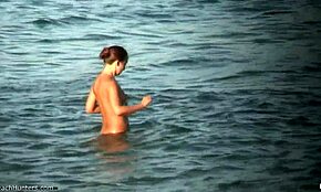 Horny tmavovlasá priateľka ide nahá plávať s kamarátom, miluje každý špliech