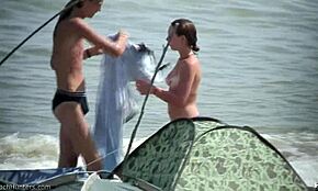 Gola punca razkazuje luksuzno telo za vse, da občudujejo na javnem