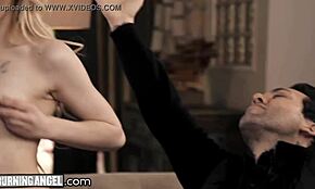 Har du provat att dela en petit 18+ barnvakt som Kenzie Reeves med ett tatuerat par?