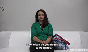 Jolie discussion avant un casting porno avec une timide brune tchèque