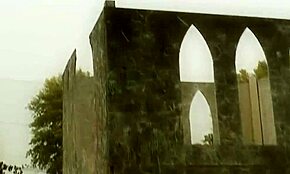 สองสาวร้อนยุคเก่าท่ากับปืนในฉากโป๊เพนต์บอลกลางแจ้งกับโมเดลผมแดง