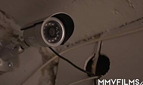 Lepi angel se pusti zapeljati in povaliti za denar