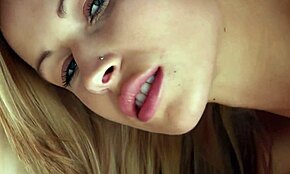 Zapanjujući plavi model pozira gola u senzualnom solo erotskom videu