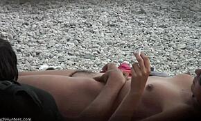 Tette nude sbattono la fica in spiaggia nudista catturata da telecamera nascosta