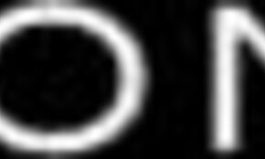 Prelepa plavuša otkriva golo telo i male 18+ sise u glamcore spavaćoj sobi pozirajući