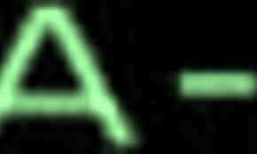 Neverovatna plavuša opušta se na slikovitoj plaži, pozira lepo