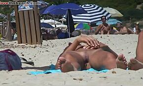 Gebronsde Blondine Pronkt Met Mooi Lichaam Op Verborgen Cam Aan Strand