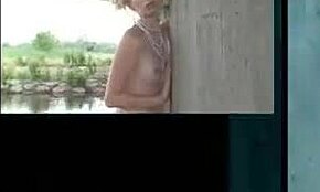 야, 이 뾰로통한 18+ 금발 미나가 다리 아래서 알몸으로 벗어! 긴 다리가 눈길을 사로잡아